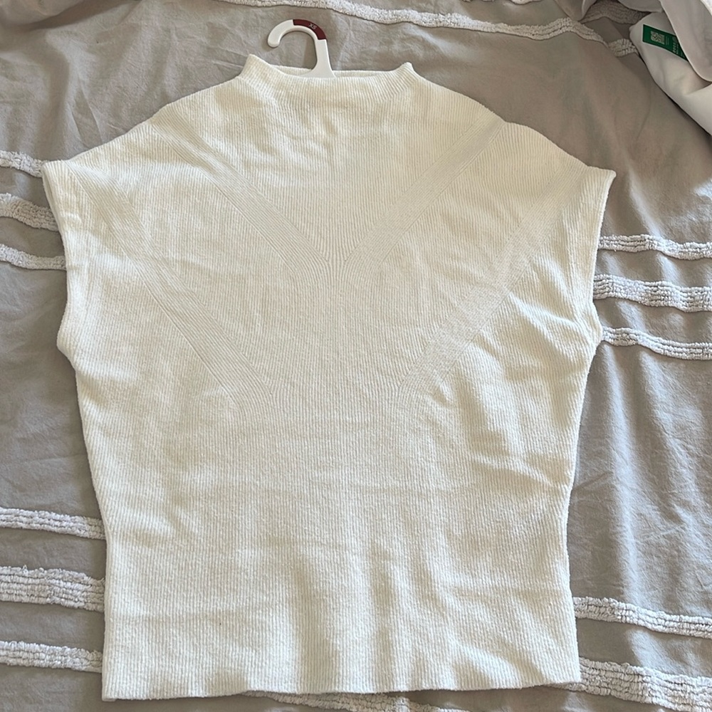 Club Monaco NWT white boucle mock neck sweater with short sleeves: size Medium